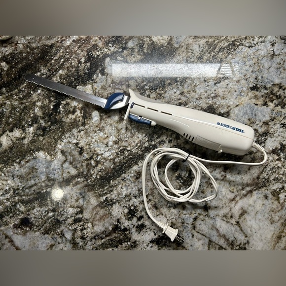 Black & Decker Electric Bread and Multi-Knife Carver EK700 - Picture 1 of 6